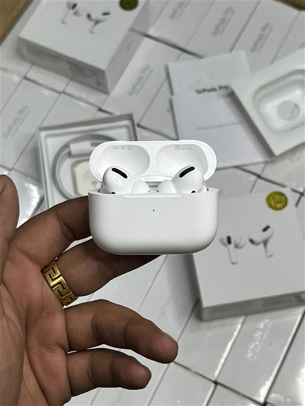 *Apple AIRPODS Pro*  - White
