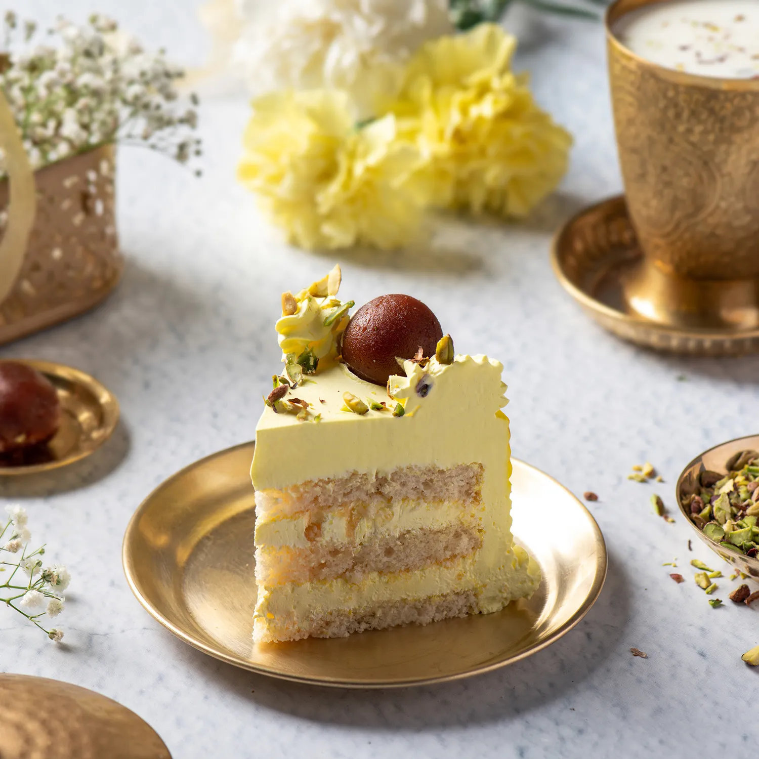 Vanilla Cake With Gulab Jamun - 1 KG