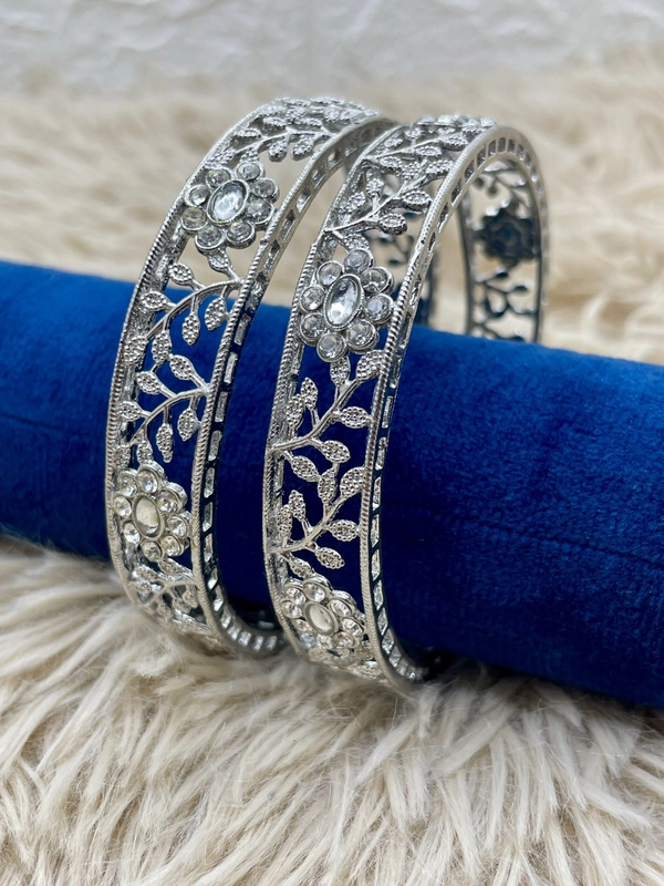 Silver Flower Pattern Bangle s6 - 2.8