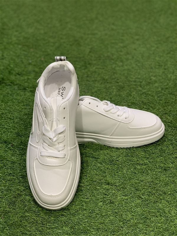 Slazen Men White Solid Sneakers - 6, White