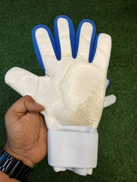 Predator White Colour Premium Match Gloves - 9