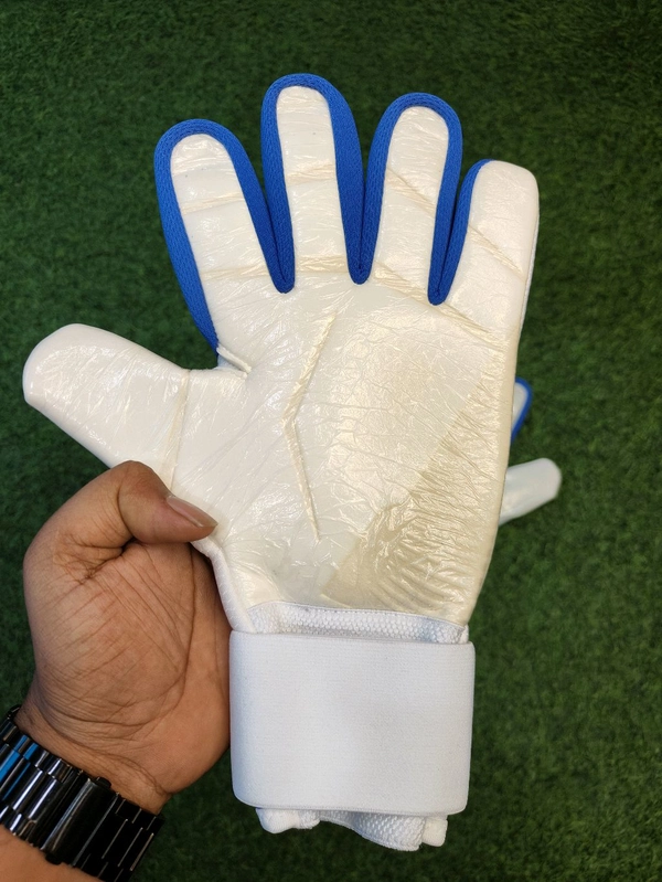 Predator White Colour Premium Match Gloves - 9