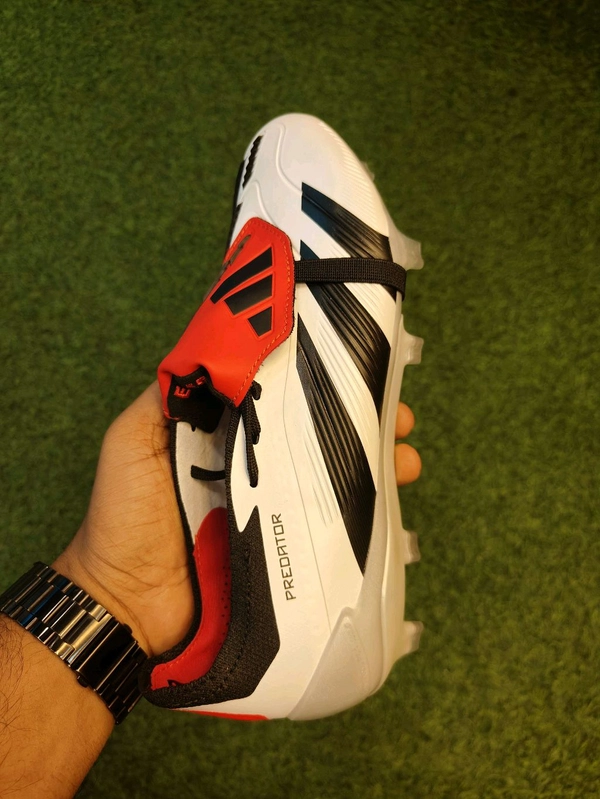 Predator Black And White Colour Foldover With Less - 7.5