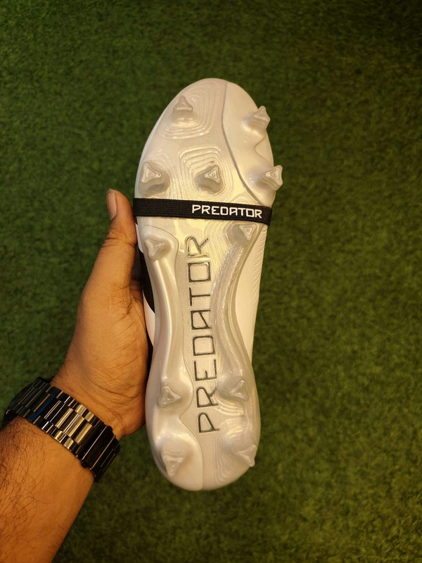 Predator Black And White Colour Foldover With Less - 7.5