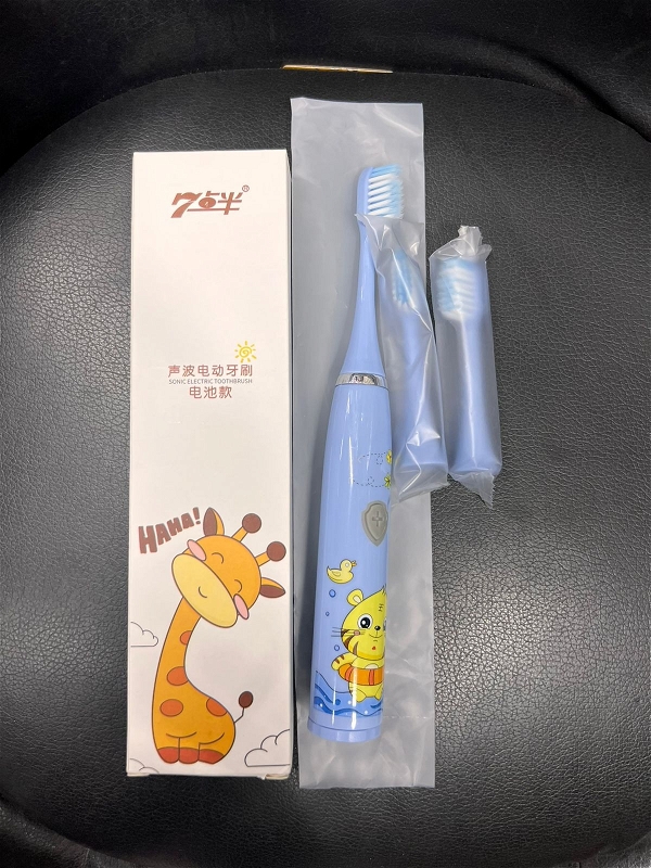 New arrival Kids electric toothbrush with 2 extra bristles Box packing